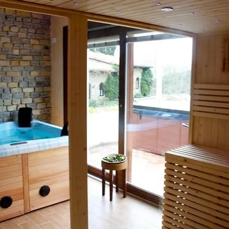 Monaco Di Mezzo Farm stay *
